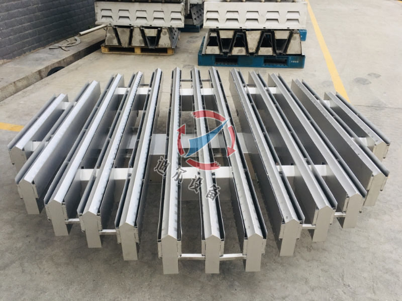 江西迪尔设备与您介绍槽盘分布器和槽式分布器与收集器的运行区别