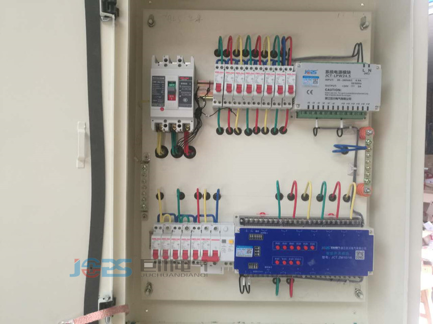 浙江巨川TLYZK-L9/16走廊路灯9路照明控制器系统特点: 10.空开保护 巨川电气的灯光控制模块具有子回路保护功能。当过载或出故障时,空气开关将会跳闸,以保护控制器;如没有子回路保护的其它系统,过载或故障会使大电流通过线路,可能会引起电路发生故障,控制器就必须进行维修或更换。 11.掉电保护(电路发生故障时的照明方式选择) 并非所有厂家的调光器都具有掉电保存功能,该功能保证当停电后再恢复通电时,照明灯具仍保持为原先控制器所设定的状态。例如当系统工作时,照度较暗,在短暂的停电(30秒)之后,要照明系