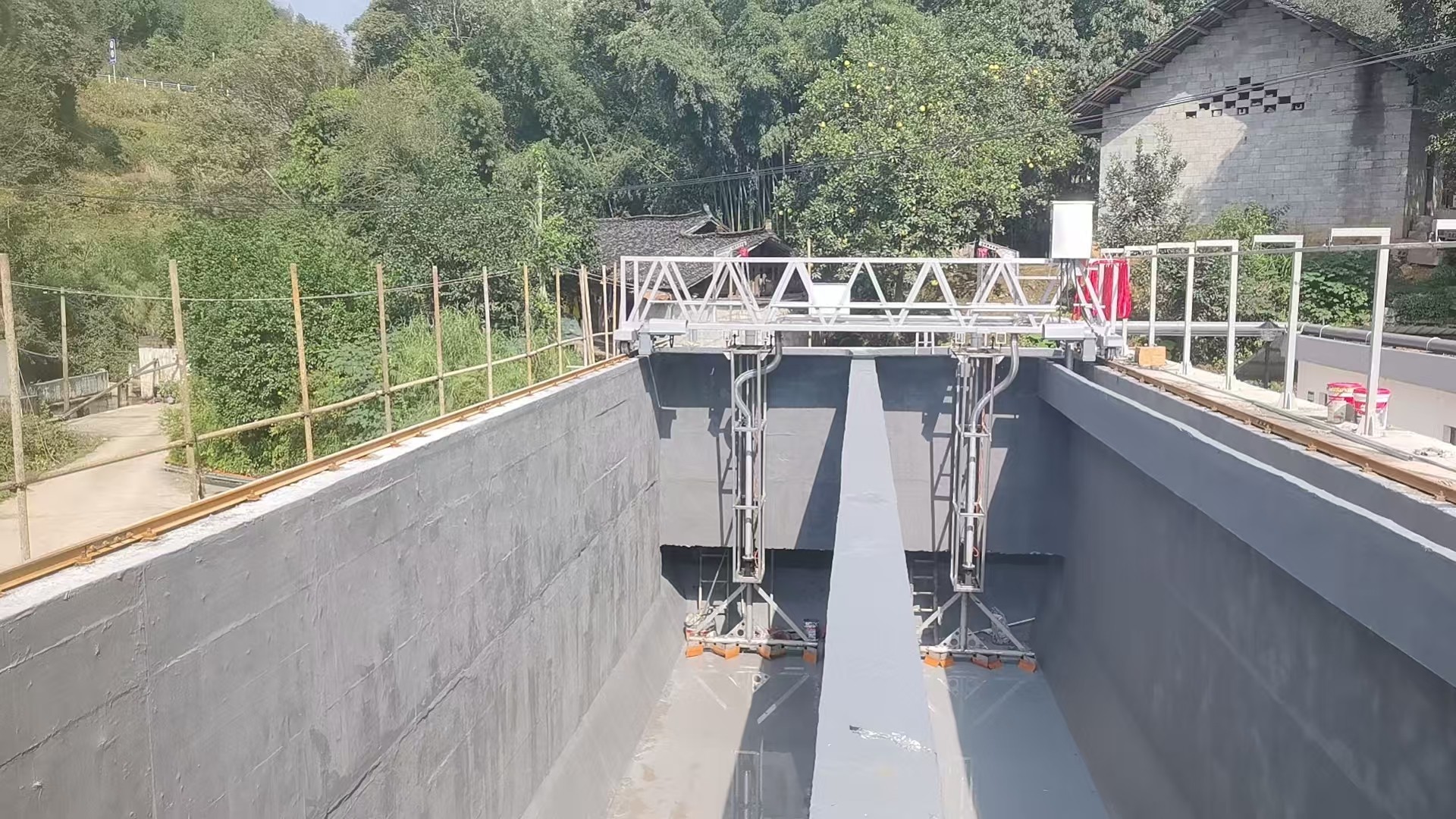 南京兰江泵业桁车吸泥机专车发货:3车启程山东济宁,高效污水处理新篇章