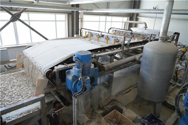 橡胶带式真空过滤机：工业高效固液分离领域的得力助手